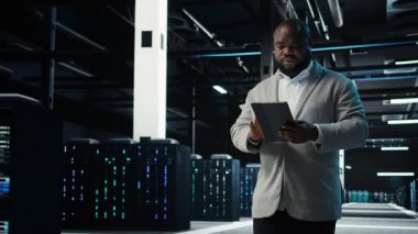 Sunucu odası idarecisi, arayı kapatmak için sorun çözüyor. Bilgi işlem uzmanı raporları ve dosyaları inceler, ağ performans ölçümleri ve güvenlik kayıtları, kamera A