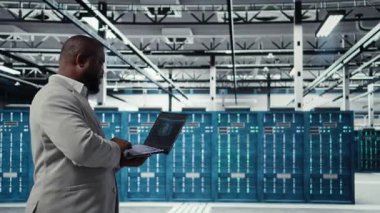 Yapay zeka algoritmaları geliştirmek için tablet kullanan veri merkezi yazılım geliştiricisi. Sunucu merkezindeki programcı, sunucu uygulamalarını destekleyen veritabanlarını koruyor, kamera A