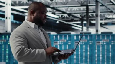 Yapay zeka algoritmaları geliştirmek için tablet kullanan veri merkezi yazılım geliştiricisi. Sunucu merkezinde sunucu merkezinde, sunucu uygulamalarını destekleyen veritabanlarını koruyan programcı, kamera B