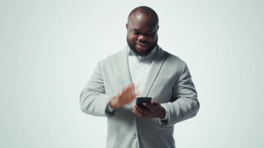 Mutlu insan telefon kullanır, dinlenmek için dijital video içeriği kullanır. Neşeli adamın sosyal ağlara göz atması akıllı telefondan modern ortamdaki yayın platformu arayüzü, kamera A 'nın önünde besleniyor.