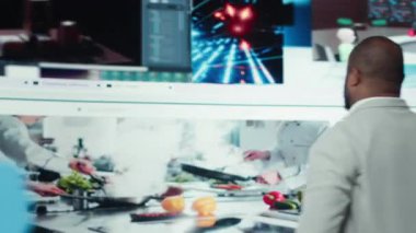 Çevrimiçi medya dünyasına giren bir adam, dijital platforma erişimin tadını çıkarıyor ve talep üzerine video dağıtıyor. Gösterge paneline bakan Afrikalı bir Amerikalı yaşam tarzı ve viral klipler, kamera A