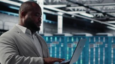 Veri merkezi mühendisi dizüstü bilgisayar kullanarak yapay zeka kullanarak yönetim araçları kullanıyor. Sunucu çiftliği çalışanı sunucu kümelerini denetliyor, ağ topolojilerini yapay zeka kullanarak güncelliyor, kamera B