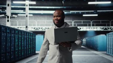 Sunucu odası çalışanı bilgisayardaki yazılımı kullanarak zayıf noktaları denetliyor. Veri merkezinde yürüyen mühendis not defteri, kamera A kullanarak yedekleme ve kurtarma protokolleri yapıyor.