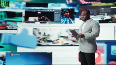 Tablet kullanan neşeli bir adam, anında kişisel video tavsiyeleri alıyor. Yükseltici kullanıcı aygıt kullanıyor, dijital çağın tadını çıkarıyor sınırsız yayın olanakları sağlıyor, kamera A