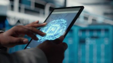 Veri Merkezi bilgisayar bilimcisi dizüstü bilgisayarda kodlama yapıyor, yazılım güncellemeleri yapıyor. Afro-Amerikan sunucu merkezi bilişim uzmanı dizüstü bilgisayar aygıtı kullanıyor, altyapı düzeneğini optimize ediyor, yapılandırma donanımları, kamera B