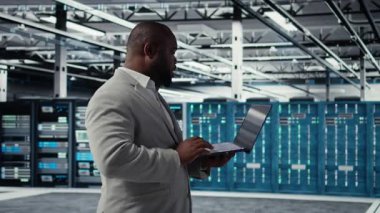 Sunucu odası altyapı mühendisi bilgisayardaki yazılımı kullanarak otomatik iş akışları betiği yapıyor. Veri merkezi programcısı öngörüsel bakım taramaları yapıyor. Not defteri, kamera A kullanarak.