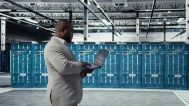 Derin öğrenme yapay zeka sistemlerini geliştirmek için dizüstü bilgisayar kullanan sunucu çiftliği bilişim uzmanı. Yapay zeka model parametrelerini ayarlamak için dizüstü bilgisayar kullanan Veri Merkezi yazılım geliştiricisi, Kamera A