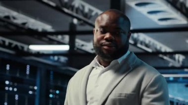 Süper bilgisayarları denetleyen sunucu çiftliği yöneticisi, sorun çıkaran hatalar. Afrika kökenli Amerikalı yönetici veri merkezine giriyor, hatasız ekipman kontrolü yapıyor, kamera B