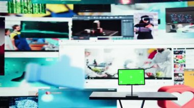Mokup aygıtı ve web sitesi arayüzü karıştırıcı viral video beslemesi. Görüntü dağıtım servisi düzeni önündeki izole ekran tableti, talep içeriği taramasında tanıtım kavramı