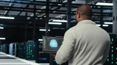 Veri merkezinde dizüstü bilgisayar kullanan teknisyen, sunucu viralizasyonunu yöneten, betikleri çalıştıran. Sunucu merkezinde dizüstü bilgisayar üzerine programlama dili kullanan bilişim uzmanı, ağ protokollerini inceliyor, kamera B