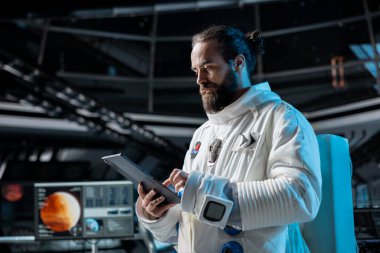 Kozmonot Mars 'a gönderilmeden önce yörünge istasyonunda operasyonel hazırlık sağlanıyor. Uzay gemisinde çalışan bir adam bilimsel bilgiyi geliştirmek için Mars yüzeyinde araştırma yapıyor.