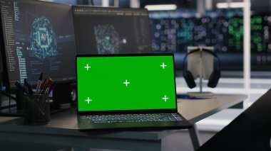 Veri merkezindeki izole ekran laptopu ve bilgisayar sunucu altyapısını denetliyor ve yapay zekaya güç veriyor. Donanım yapılandırmalarını izlemek için kullanılan Mockup defteri