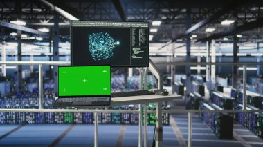 Otomatik veri merkezindeki endüstriyel platform çalışma istasyonu izole ekran bilgisayarında derin öğrenme kodu gösteriyor. Yapay zeka modellerini çalıştıran sunucu odası modelleme defteri operasyonel dengeyi izliyor