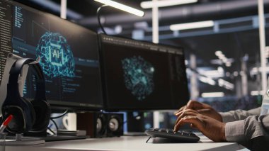 Veri merkezi yönetici kodlamasını kapat, PC üzerine yazma, darboğazları tanımlama. Bilgisayar klavyesinde yazan sunucu çiftliği bilişim uzmanı, sorun çıkaran hatalar, optimizasyonlar, kamera A