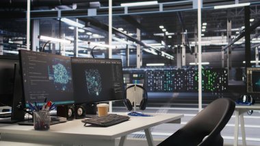 Sunucu merkezi bilgisayar ekranları, büyük ölçekli makine öğrenme verilerini takip ederek yapay zeka operasyonlarını takip ediyor. Yapay zeka modelinin geliştirilmesinde kullanılan izleme donanımını bilgisayar görüntüler