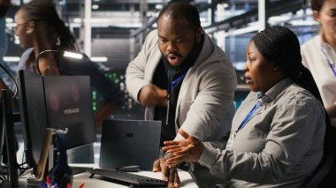 Korkak veri merkezi teknisyenleri PC ekranında virüs uyarısına tepki veriyor ve acil müdahale protokolünü başlatıyorlar. Yöneticiler sunucu odasında koşuşturuyor, Acilen hacklenen sistemleri düzeltmeye çalışıyorlar, Kamera A