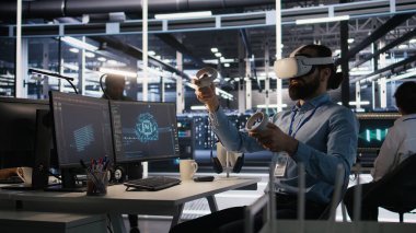 Sunucu teknolojisini güncellemek için VR kulaklığı kullanan yönetici, yazılım araçları kullanarak ekipmanları yapılandırıyor. Sunucu çiftlik çalışanı donanım analizlerini sanal gerçeklik kullanarak inceliyor, kamera A