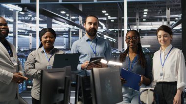 Happy Veri Merkezi Mühendislik Ekibi üyeleri sinirsel ağ yazılım geliştirme konusunda işbirliği yapıyor. Gülümseyen sunucu merkezi iş yerinde makine öğrenme teknolojisi uygulayan iş arkadaşları, kamera A