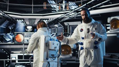 Astronot dalgaları el sallıyor, video çağrısı sırasında komuta merkeziyle iletişim kurarak son yörünge keşiflerini paylaşıyorlar. Kozmonot Dünya ekibini selamlıyor, uzay gemisinden bilimsel bulgular sağlıyor.