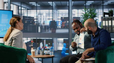 CEO ve yürütme ekibi ayrıntıları ve öngörü fırsatlarını analiz ederek şirketler arasındaki profesyonel ağ ve küresel pazarın desteklediği stratejik bir vizyon oluşturuyorlar. Kamera B.