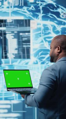 Vertical Video Black yüksek teknoloji mühendisi, sanal zeka ve platform yenilikleri için öngörü analitikleri ve sinir ağları sistemlerini gözden geçirir. Kamera A