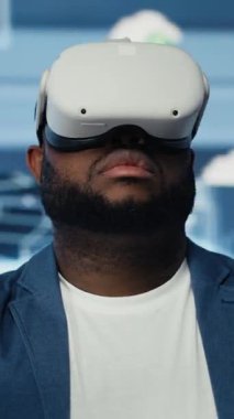 Dikey Video Video Bilişim Uzmanı sanal gerçeklik gözlükleriyle makine öğrenimi üzerinde çalışır, yapay zeka modelleri ve veri görselleştirme sistemlerini nöral ağlar aracılığıyla uygular. Programlama ve bulut hesaplama