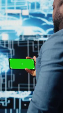 Yüksek teknolojili bir alandaki dikey video bilişim mühendisi yapay zeka veri yapıları ve akıllı sistemlerle yapay uzay görüntülemesi kullanır. Bilim için yenilik ve sibernetik