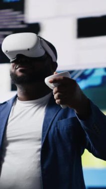 Mobil uygulamalar dünyasında sanal gerçeklik gözlüğü kullanan, bulut verilerini, görsel içeriği inceleyen ve teknoloji platformları ve sosyal ağlar arasındaki varlığı vurgulayan dikey video Afrikalı Amerikalı etkileyicisi