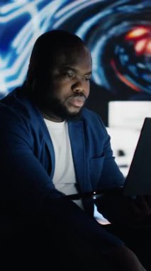 Dikey Video Siyah kullanıcısı, çevrimiçi içerik ve cep telefonu kullanımının ezici etkisinden muzdarip olan bağımlılık ve hasardan kaynaklanan sosyal kaygıları sembolize ediyor. Akıl sağlığı sorunları. Kamera B.