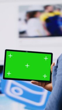 Teknoloji görselleri, bilgi grafikleri ve dijital uygulamalarla çevrili, kopyalama alanı kullanan bir kişi ile dikey video sosyal medya ortamı. İletişim ve web eğlencesinin altını çiziyorum. Kamera B.