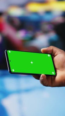 Dikey Video Afrikalı Amerikalı kullanıcı, izole edilmiş bir model ekran, dijital ağ sistemi ve gösterge paneli üzerinde uygulamaları olan bir telefon tutuyor. Yapay zeka ve Fintech 'in entegrasyonu vurgulanıyor. Çoklu Görev