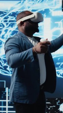 Dikey Video Afrikalı Amerikalı mühendis sanal gerçeklik araçlarıyla makine öğrenimi üzerinde çalışıyor, modelleri ve akıllı sistemleri nöral ağlar aracılığıyla uyguluyor. Programlama ve bulut hesaplama