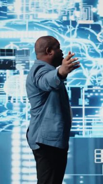 Algoritmik düşünme gelişimini temsil eden, derin öğrenme ve sinirsel ağlar için yapay zeka ve siber uzay üzerinde çalışan dikey video bilişim uzmanı. Büyük veri görselleştirmesi. Kamera.