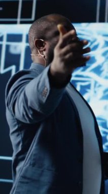 Dikey Video Afrikalı Amerikalı bilişim uzmanı dinleyiciler için yapay zeka sistemleri sunumuna ev sahipliği yapıyor, mikrofondan veri görselleştirme ve makine öğrenme algoritmaları hakkında konuşuyor. Toplum önünde konuşma