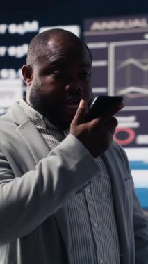 Dikey Video İşletme Uzmanı, büyük veri içgörüsünü incelemek ve aylık bilgi raporları üzerinde çalışmak için telefonla görüşen kişilerle konuşuyor. Yeni büyüme stratejileri üzerinde çalışıyoruz, gelişmeyi tahmin ediyoruz. Kamera B.