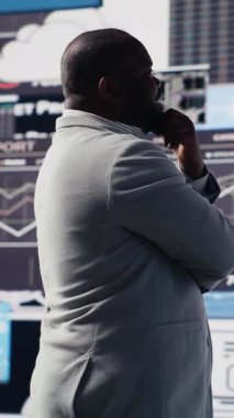 Dikey Video Afrikalı Amerikalı girişimci, dijital araçlarla bilgi grafikleri ve fintech öngörülerini değerlendirirken şirketin kârını artırmak için yeni bir strateji düşünüyor. Liderlik