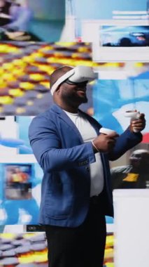 Dikey Video Siyah erkek uzman mobil beslemeler için yüksek teknolojili VR gözlükler kullanıyor, dijital varlık, iletişim ve uygulama yoluyla etkileşim sergiliyor. Modern aygıtlar ve