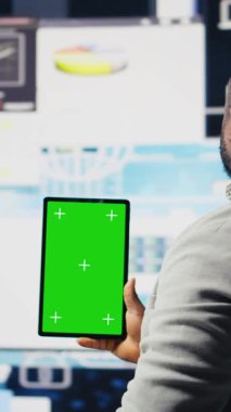 Dikey Video Girişimcisi analiz için krom anahtarlı tablete, aylık raporlara ve şirket gelişimi için bilgi grafiklerine bakar. Büyüme ve tahmin için iyi performans ölçümleri. Kamera A