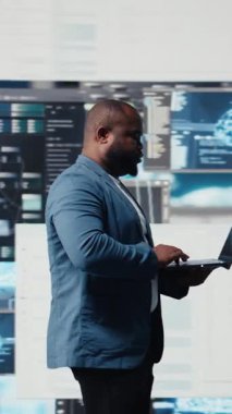 Dijital ortamda programlama dili ve veri bilimi algoritması ile çalışan dikey video bilişim mühendisi. Uzman, kod geliştirme, otomasyon ve yenilikleri inceliyor. Kodlama hayatı