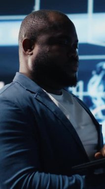 Dikey Video Afrikalı Amerikan teknoloji uzmanı yapay zeka etiği ve sinirsel ağlar üzerinde çalışıyor, makine öğrenme sistemleri için sanal zeka beyin araçları. Gösterge panelinde algoritmik düşünme gelişimi