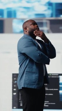 Vertical Video Black yazılım geliştiricisi, yenilik ve veri bilimi için programlama dili eğitimi alarak kod geliştirmeye daldı. Dijital arayüzlü ve uçbirim pencereli yaşam kodlaması. Kamera A.