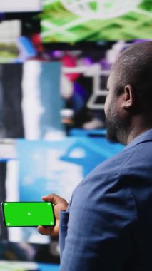 Dikey Video Afrikalı Amerikalı kullanıcı, izole edilmiş bir model ekran, dijital ağ sistemi ve gösterge paneli üzerinde uygulamaları olan bir telefon tutuyor. Yapay zeka ve Fintech 'in entegrasyonu vurgulanıyor. Çoklu Görev