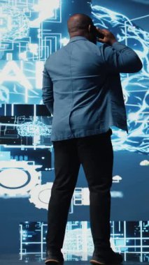 Dikey Video Siyah girişimcisi insanlarla iletişim kurmak için cep telefonu araması kullanıyor, sibernetik platformlar ve yapay zeka arayüzleri hakkında bilgi paylaşıyor. Büyüme için makine öğrenme ve öngörü analizleri