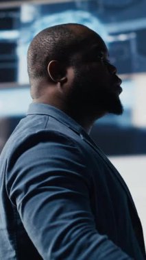 Dikey Video Siyah profesyonel yazılım mühendisi yazılım programlama, verileri gözden geçirme ve gösterge panelindeki ikili kod. Dönüşüm için programlama dilini inceleyen bilişim uzmanı