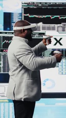 KPI modellerini incelemek, bilgi grafiklerini gözden geçirmek ve iş verimliliği üzerinde çalışmak için sanal gerçeklik gözlüğü kullanan Dikey Video High girişimcisi. Profesyonel VR aygıtı simülasyonu