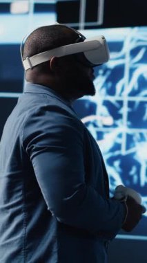 Dikey Video Afrikalı Amerikalı mühendis sanal gerçeklik araçlarıyla makine öğrenimi üzerinde çalışıyor, modelleri ve akıllı sistemleri nöral ağlar aracılığıyla uyguluyor. Programlama ve bulut hesaplama