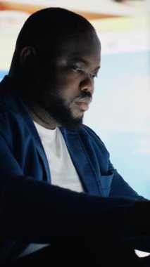 Dikey Video Afrikalı Amerikalı adam toksik toplum yüzünden zihinsel sağlık bozukluğundan muzdarip, internet eğilimlerinin, manipülasyonun ve karşılaştırma paniğinin ezici baskısını gösteriyor