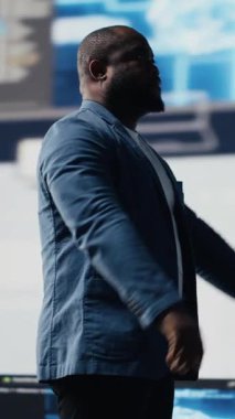 Vertical Video Black yazılım geliştiricisi, yenilik ve veri bilimi için programlama dili eğitimi alarak kod geliştirmeye daldı. Dijital arayüzlü ve uçbirim pencereli yaşam kodlaması. Kamera B.