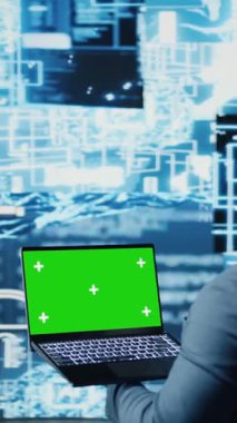 İleri teknoloji ve yeşil ekranı kullanan Dikey Video Genç girişimci dijital veri görselleştirmesinde veri bilimi, otomasyon ve yapay zekayı keşfediyor. Makine öğrenimi