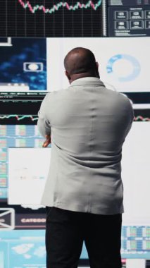 Dikey Video Afrikalı Amerikalı girişimci, dijital araçlarla bilgi grafikleri ve fintech öngörülerini değerlendirirken şirketin kârını artırmak için yeni bir strateji düşünüyor. Liderlik